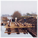 Budowa konstrukcji drewnianej pomostu stałego. Rzeka Szkarpawa. Przystań w Osłonce