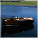 Łódka parkowa na wodzie. (drewniana, obłogowana mahoniem)